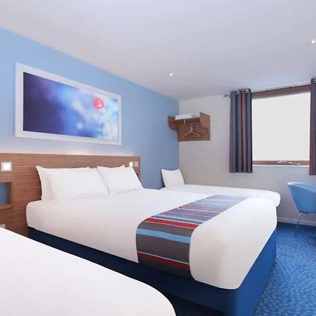 Travelodge Bracknell Central Екстериор снимка