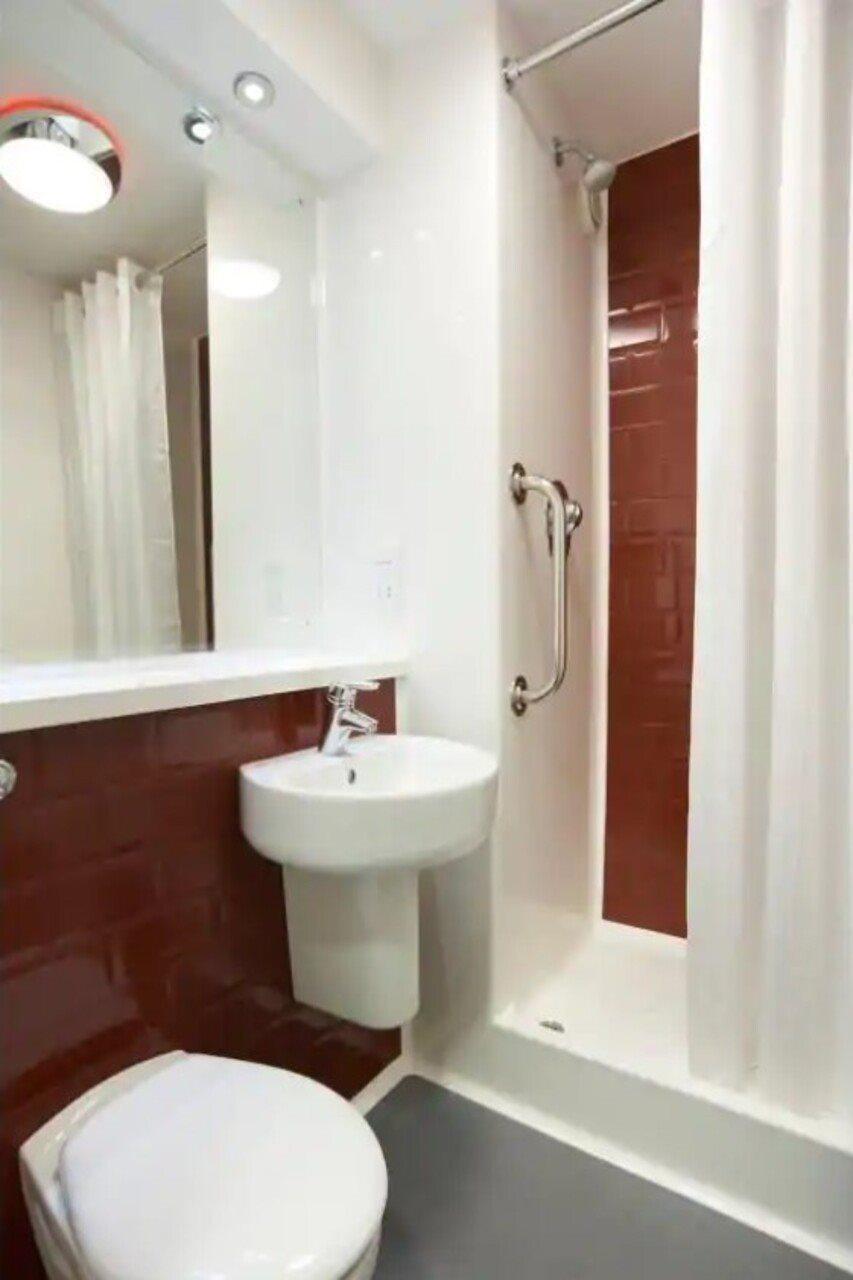 Travelodge Bracknell Central Екстериор снимка