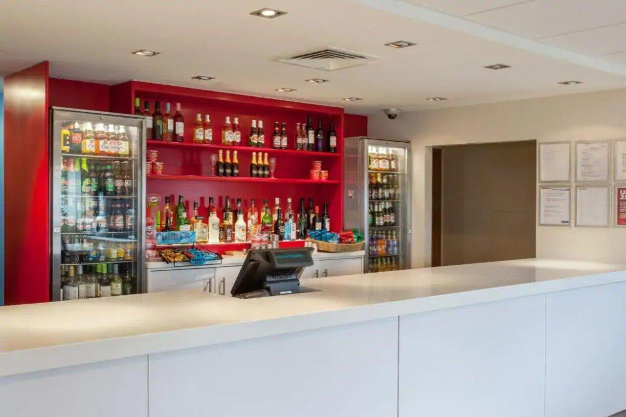 Travelodge Bracknell Central Екстериор снимка