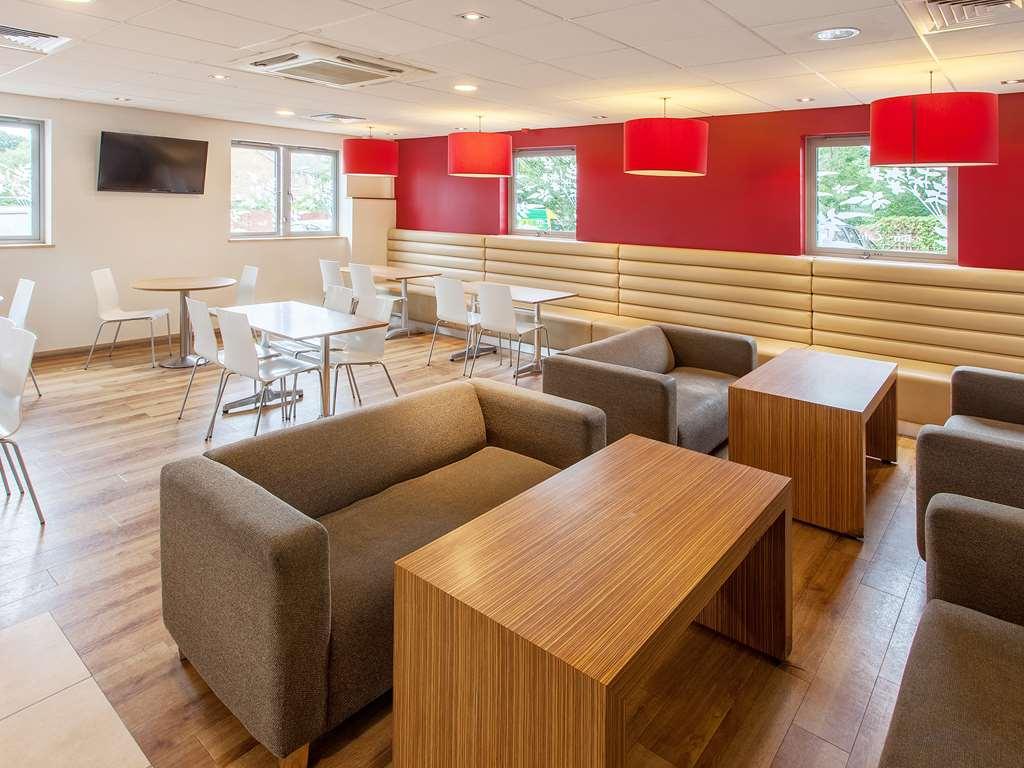 Travelodge Bracknell Central Ресторант снимка