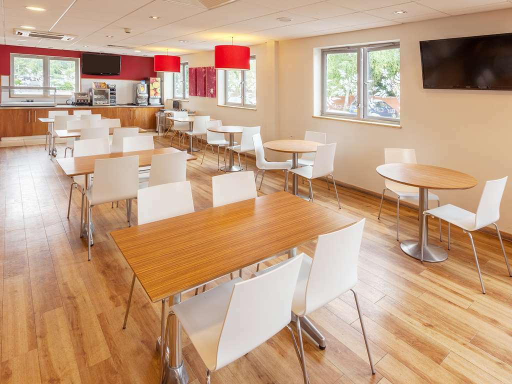 Travelodge Bracknell Central Ресторант снимка